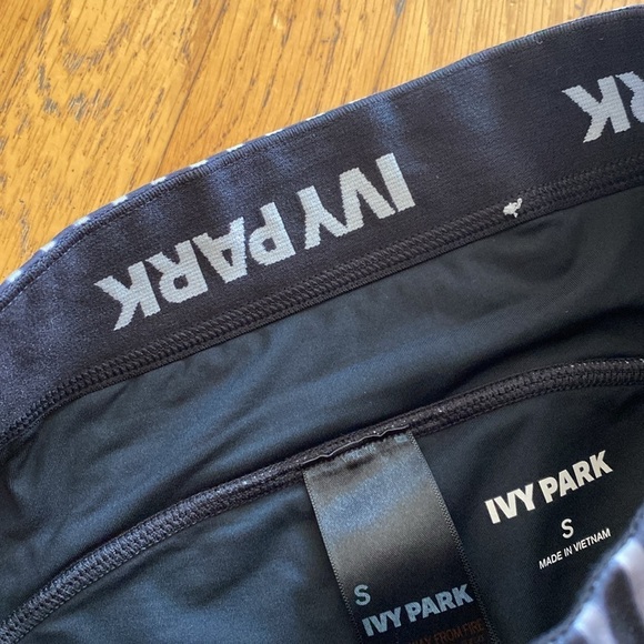 Ivy Park Kaleidostripe Printed Mid Rise Capri Leggings 3/4 size Small - Picture 8 of 13